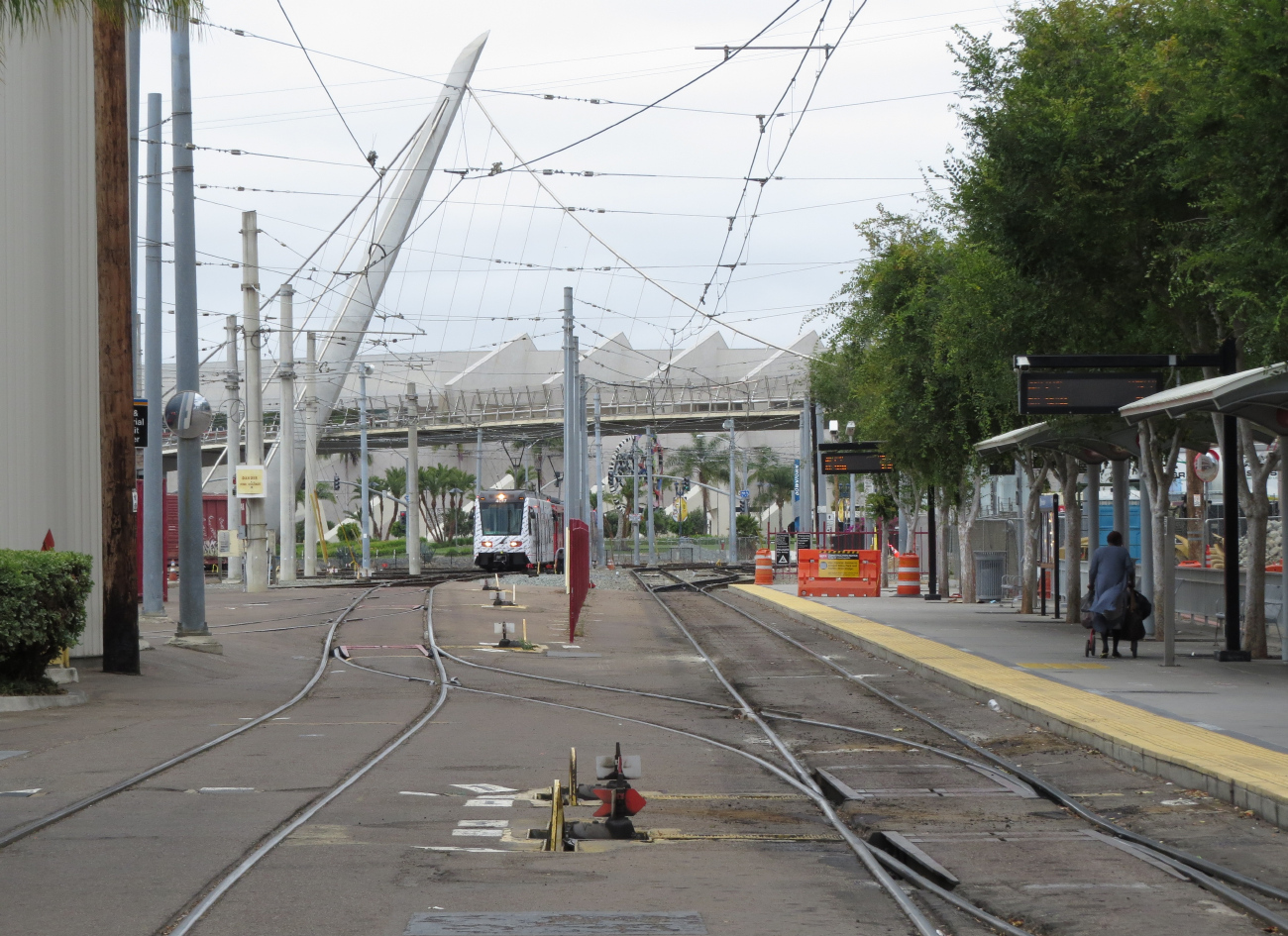 San Diego, Siemens S70 LRV Nr. 4017; San Diego — San Diego Trolley Yard; San Diego — Trolley Lines and Infrastructure San Diego, Siemens S70 LRV Nr. 4017; San Diego — San Diego Trolley Yard; San Diego — Trolley Lines and Infrastructure