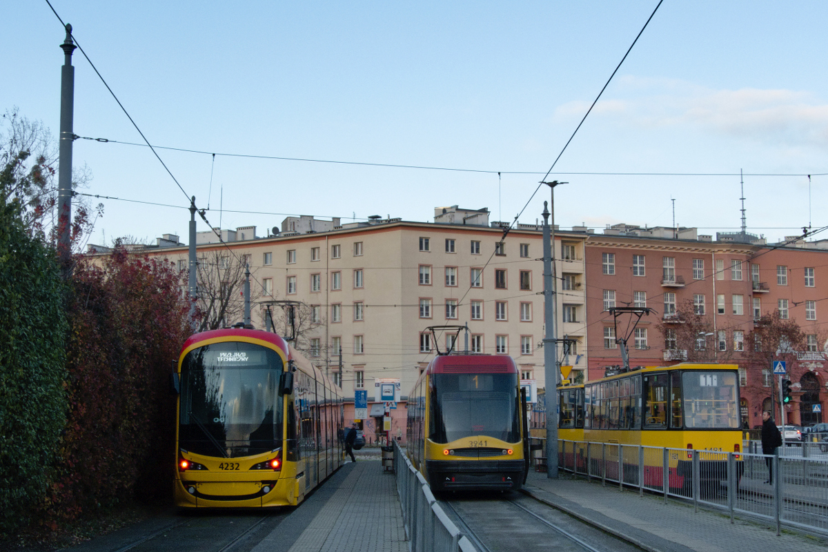 Varšava, Hyundai Rotem 140N № 4232; Varšava, PESA Swing 120Na № 3241; Varšava, Konstal 105Nf № 1421