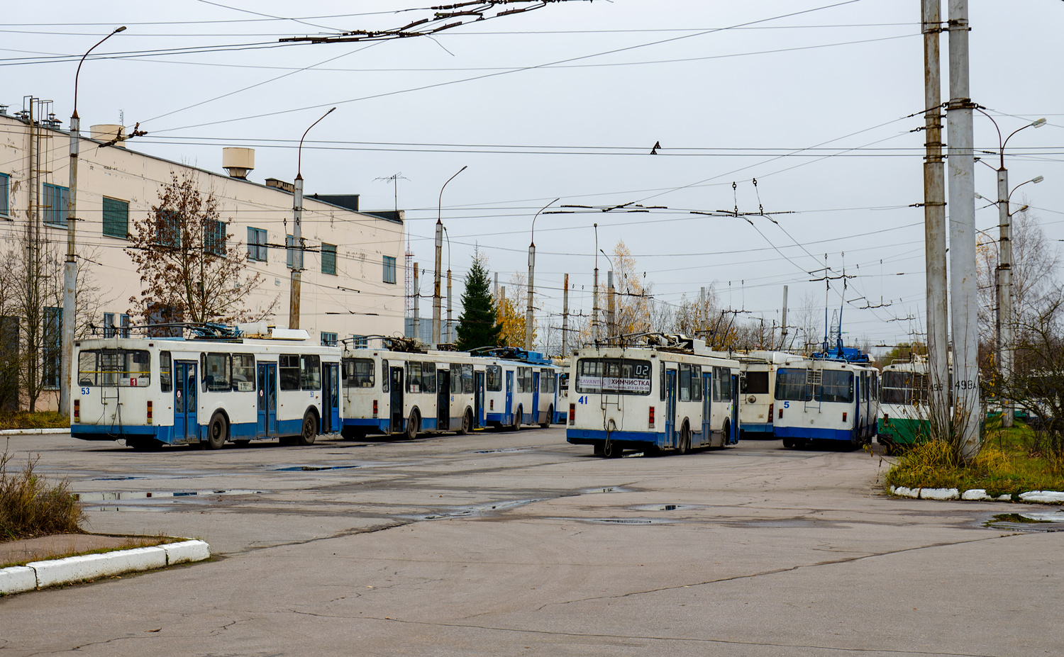 Veliký Novgorod, VMZ-5298-020 č. 53; Veliký Novgorod, VMZ-5298-020 č. 41; Veliký Novgorod, ZiU-682 GOH Ivanovo č. 5
