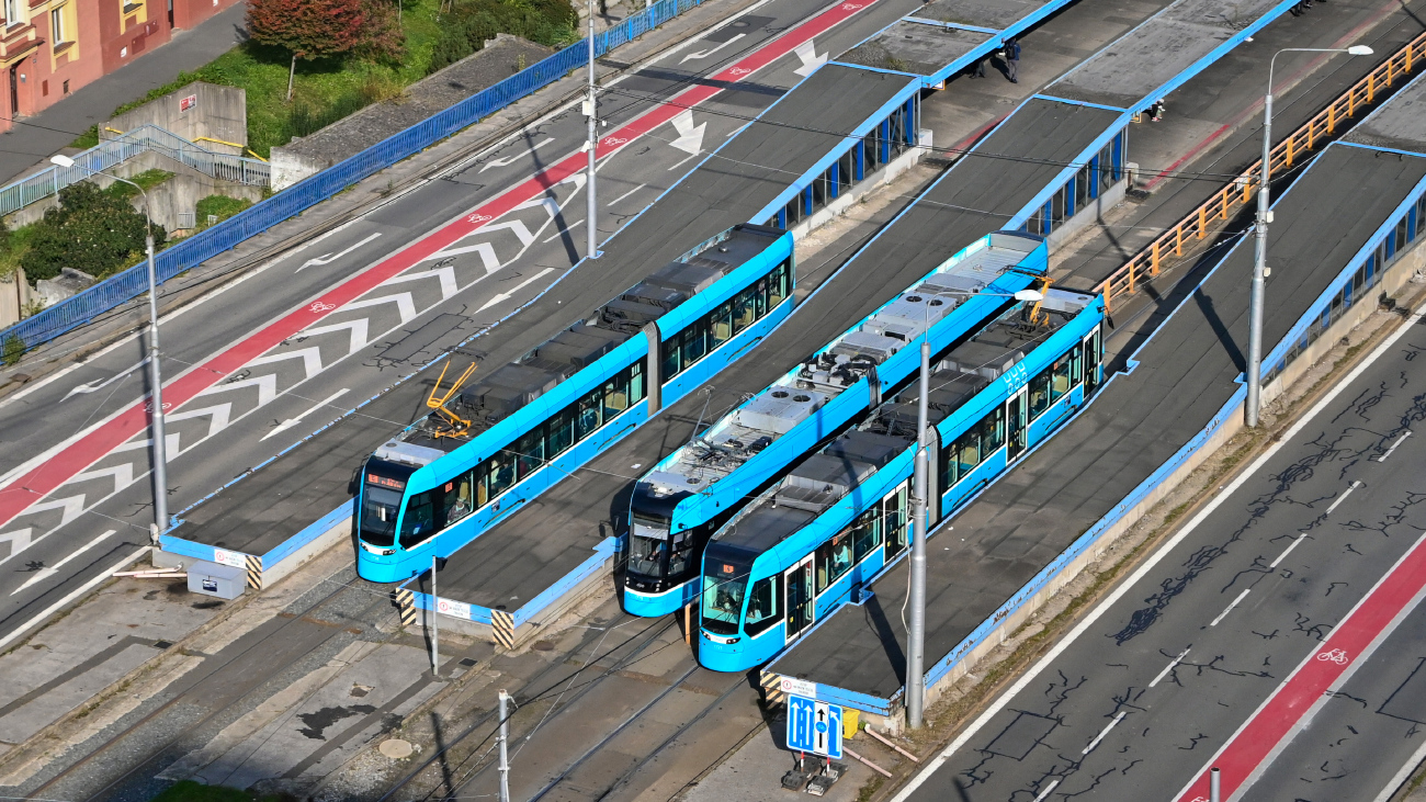 Острава, Stadler Tango NF2 № 1726; Острава, Škoda 39T ForCity Smart № 1778; Острава, Stadler Tango NF2 № 1721; Острава — Фото с Tieto Towers