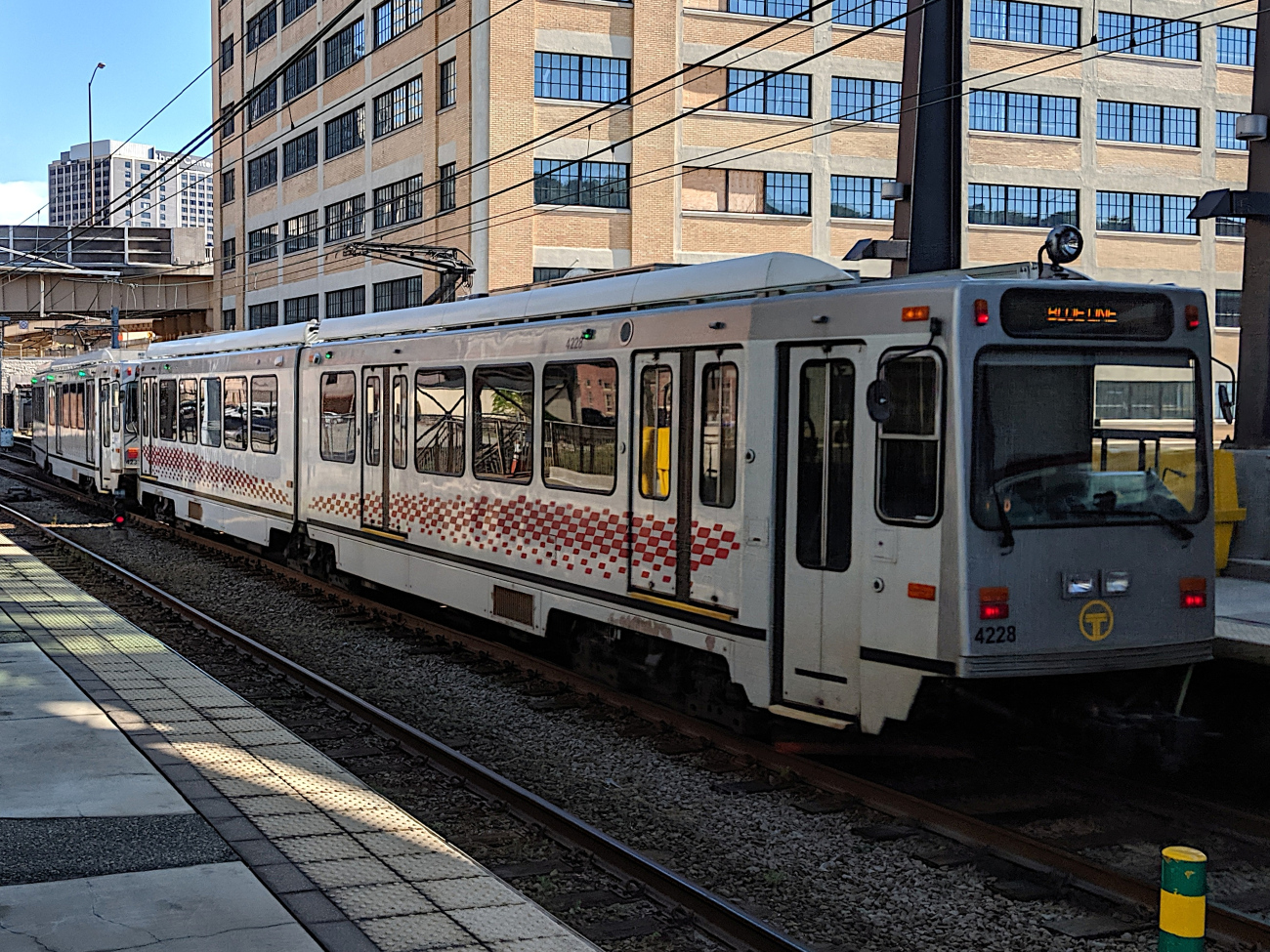 Питтсбург, PA, CAF LRV № 4228