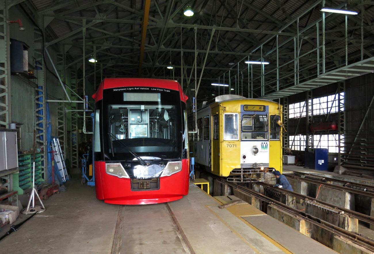 Takaoka, Niigata/Bombardier MLRV1000 Nr. MLRV1006; Takaoka, Nippon Sharyō Nr. 7071; Takaoka — Tramway Depot