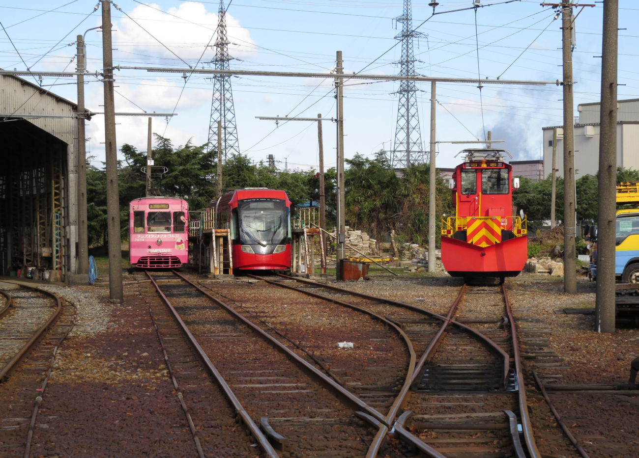 Такаока, Nippon Sharyō № 7074; Такаока, Niigata/Bombardier MLRV1000 № MLRV1001; Такаока, Niigata Transys № 6000; Такаока — Трамвайное депо