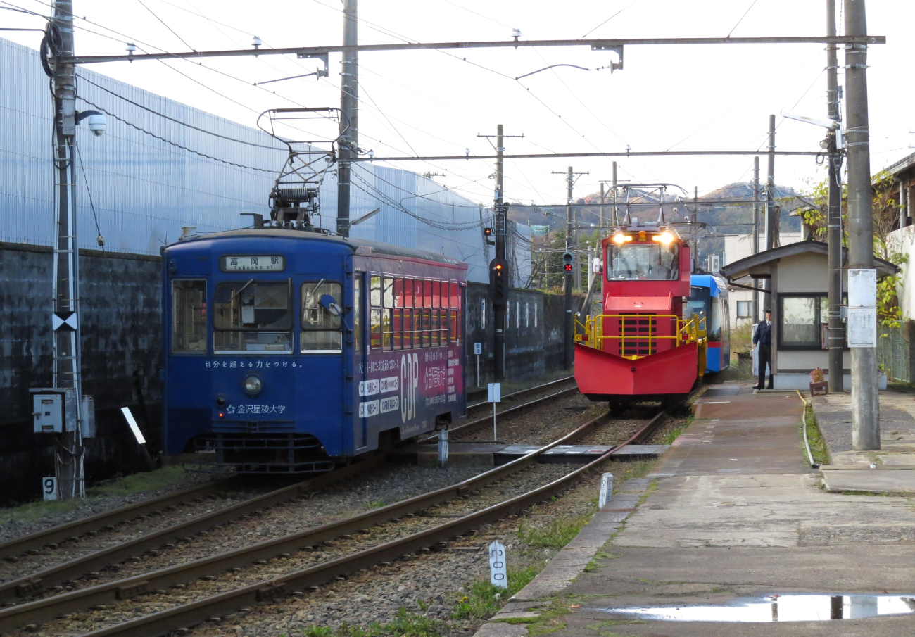 Такаока, Nippon Sharyō № 7076; Такаока, Niigata Transys № 6000; Такаока — Трамвайная линия и инфраструктура