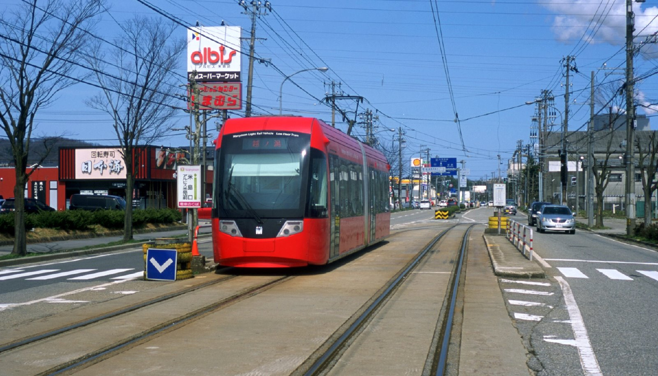 Такаока, Niigata/Bombardier MLRV1000 № MLRV1006; Такаока — Трамвайная линия и инфраструктура