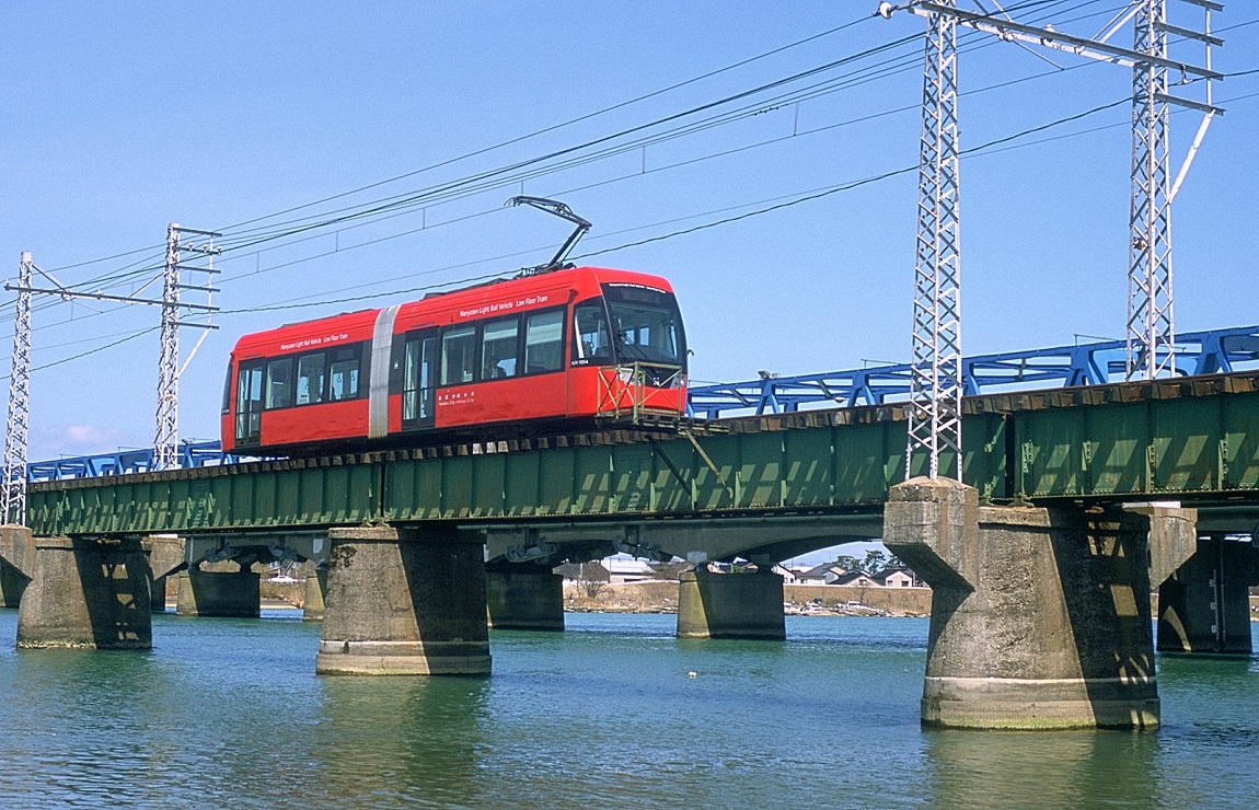 Такаока, Niigata/Bombardier MLRV1000 № MLRV1004; Такаока — Трамвайная линия и инфраструктура