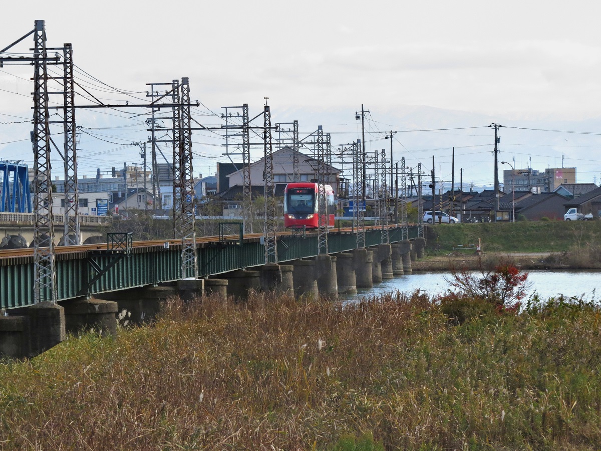 Такаока, Niigata/Bombardier MLRV1000 № MLRV1005; Такаока — Трамвайная линия и инфраструктура