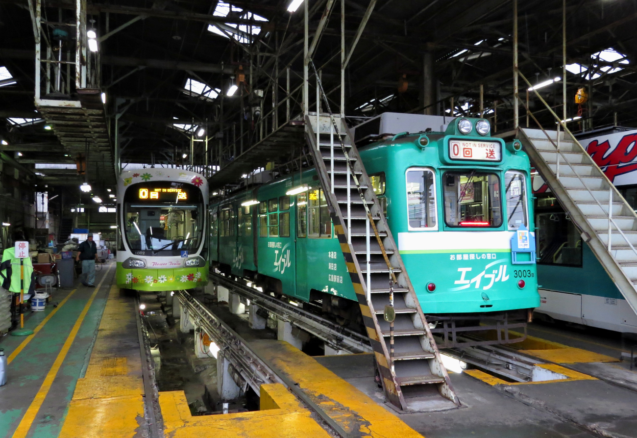 Хиросима, Green Mover Lex Hiroshima series 1000 № 1002; Хиросима, Hiroshima 3000 series № 3003; Хиросима — Трамвайное депо Hiroden