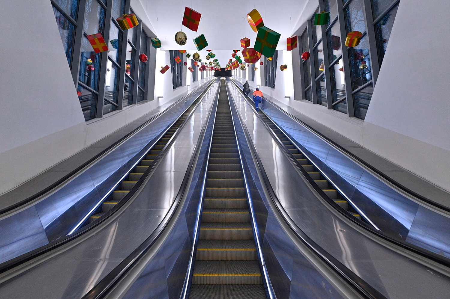 Maskava — Metropolitain — Escalator gallery in Sparrow Hills