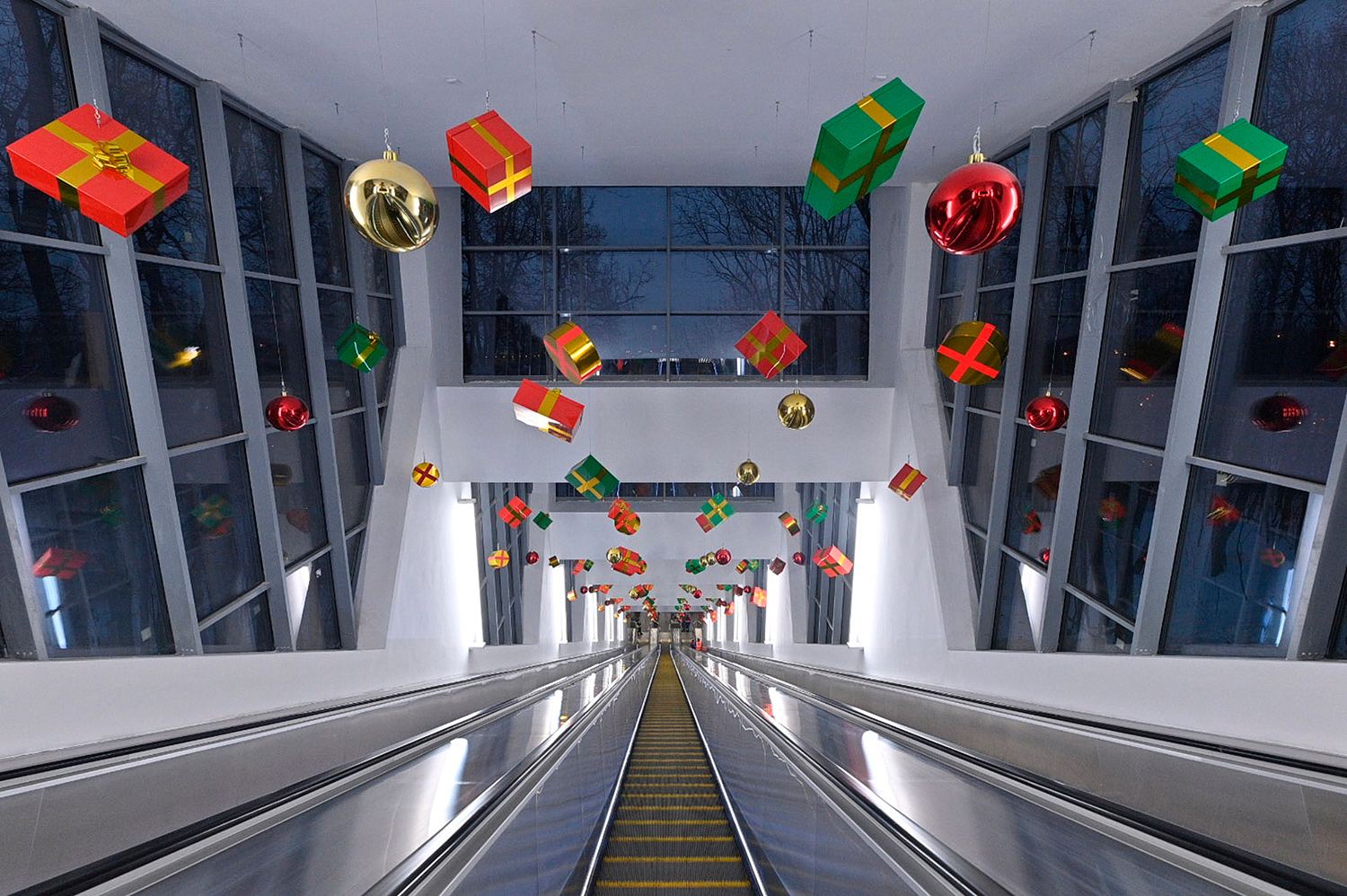 Maskava — Metropolitain — Escalator gallery in Sparrow Hills