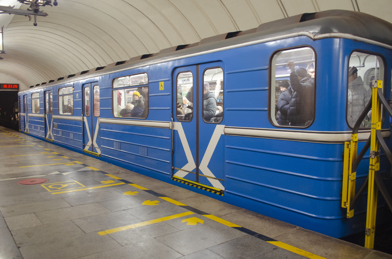 Екатеринбург, 81-717.5 (ЛВЗ/ВМ) № 8915