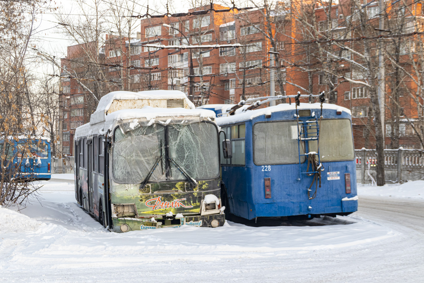 Irkutsk, LiAZ-528031 č. 310; Irkutsk, ST-682G č. 228