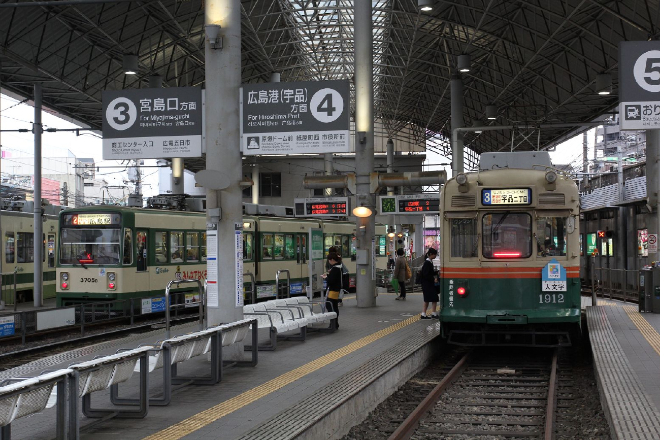 Хиросима, Green Liner Hiroshima series 3700 № 3705; Хиросима, Hiroshima 1900 series № 1912
