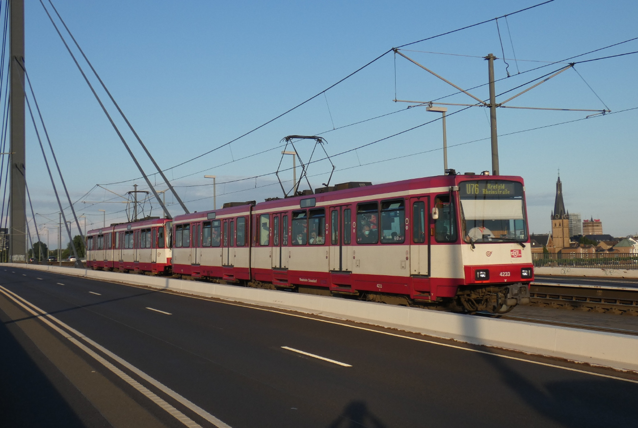 Düsseldorf, Duewag B80D č. 4233