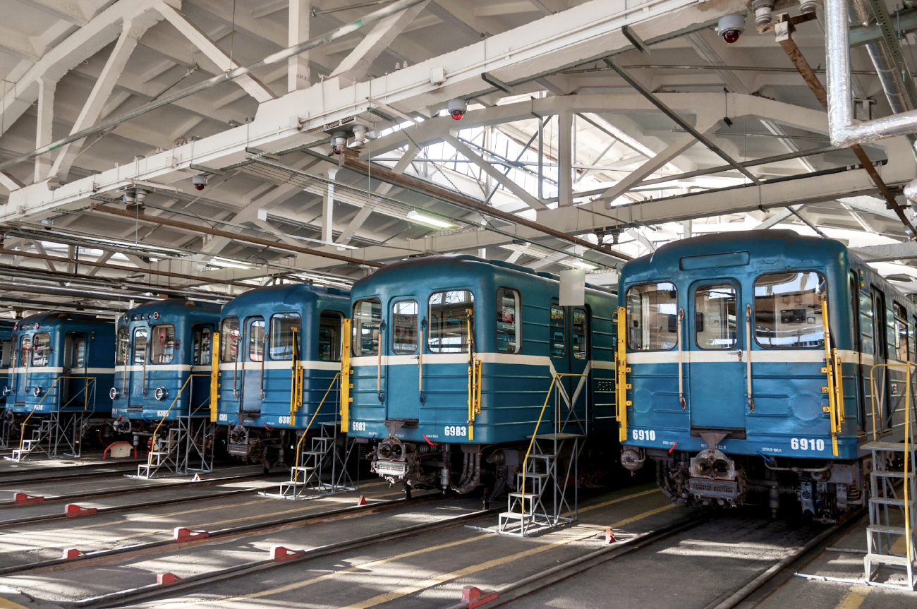Санкт-Петербург, Ема-502 № 6385; Санкт-Петербург, Ема-502 № 6983; Санкт-Петербург, Ем-501 № 6910