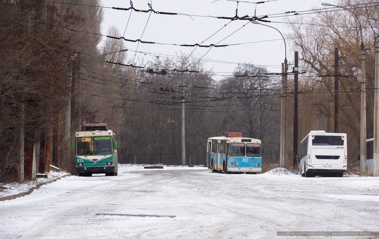 Sorokyne (Krasnodon), YMZ T2 Nr. 035; Sorokyne (Krasnodon), ZiU-682V [V00] Nr. 005; Sorokyne (Krasnodon) — Trolleybus Depot