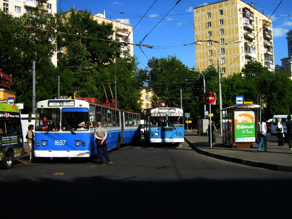 Maskva, ZiU-6205 (683B) nr. 1697; Maskva, ZiU-682G-016  [Г0М] nr. 1572