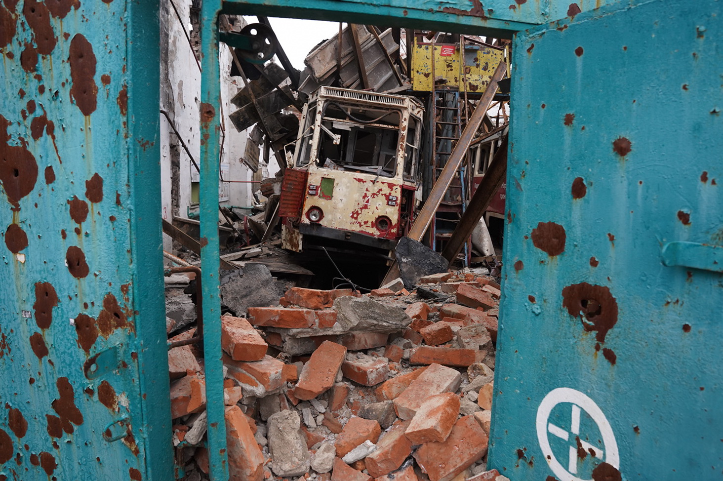 Мариуполь, 71-605 (КТМ-5М3) № УВ-84; Мариуполь — Последствия боевых действий 24.02.2022—20.05.2022