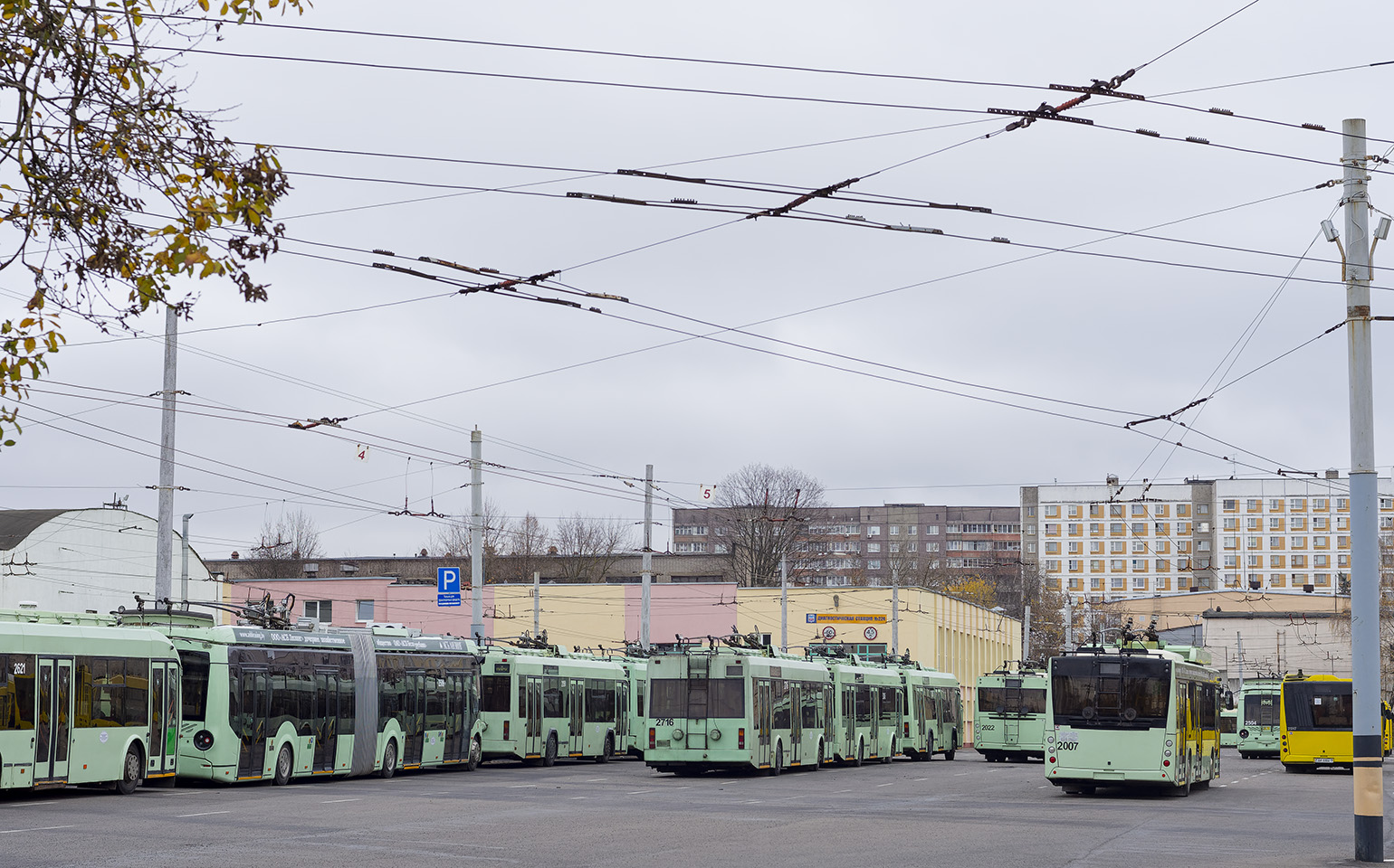Minsk, BKM 43300D N°. 2509; Minsk, BKM 321 N°. 2716; Minsk, MAZ-203T70 N°. 2007