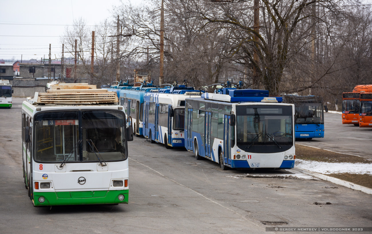Wolgodonsk, LiAZ-5280 (VZTM) Nr. 8; Wolgodonsk, VMZ-5298.01 “Avangard” Nr. 11