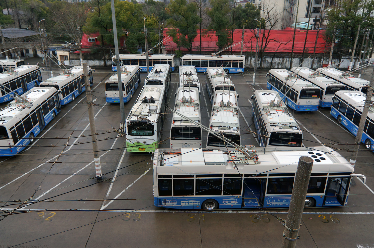 Шанхай, YoungMan JNP6120BEV1 № J2B-0158; Шанхай, Sunwin SWB5129BEV77G (iEV12T) № S5A-0070; Шанхай — Троллейбусные парки — Wuning Road Depot