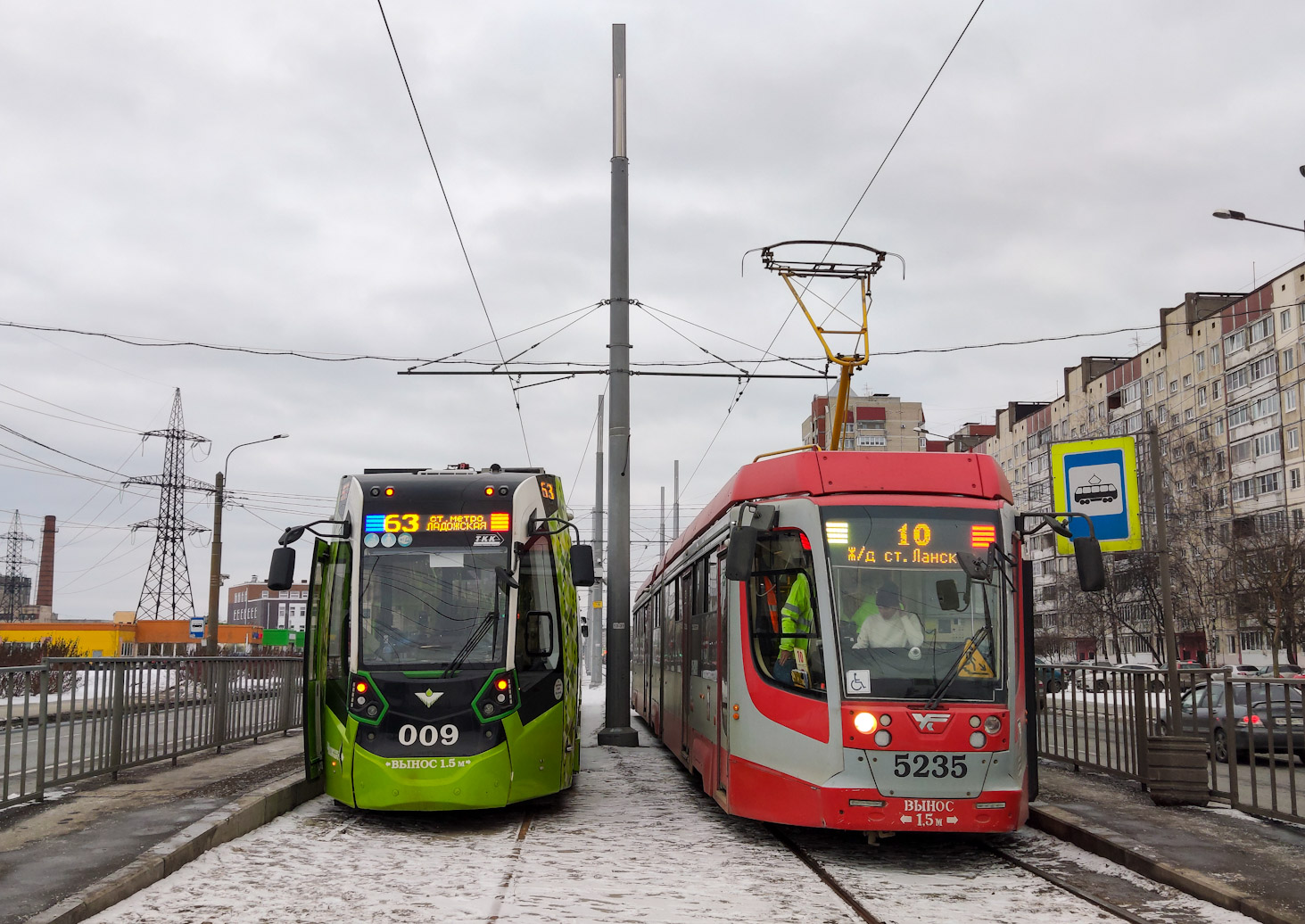 სანქტ-პეტერბურგი, Stadler B85600M № 009; სანქტ-პეტერბურგი, 71-631-02.02 № 5235
