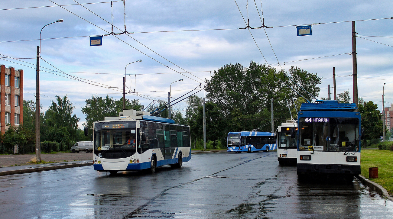 Pietari, VMZ-5298.01 “Avangard” # 1211; Pietari, PTZ-5283 # 1961; Pietari — Terminal stations