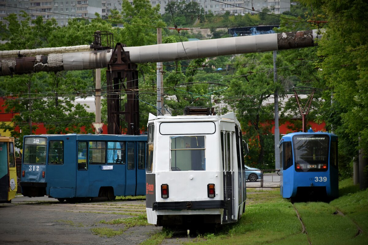 Владивосток, 71-132 (ЛМ-93) № 306; Владивосток, 71-619КС № 339