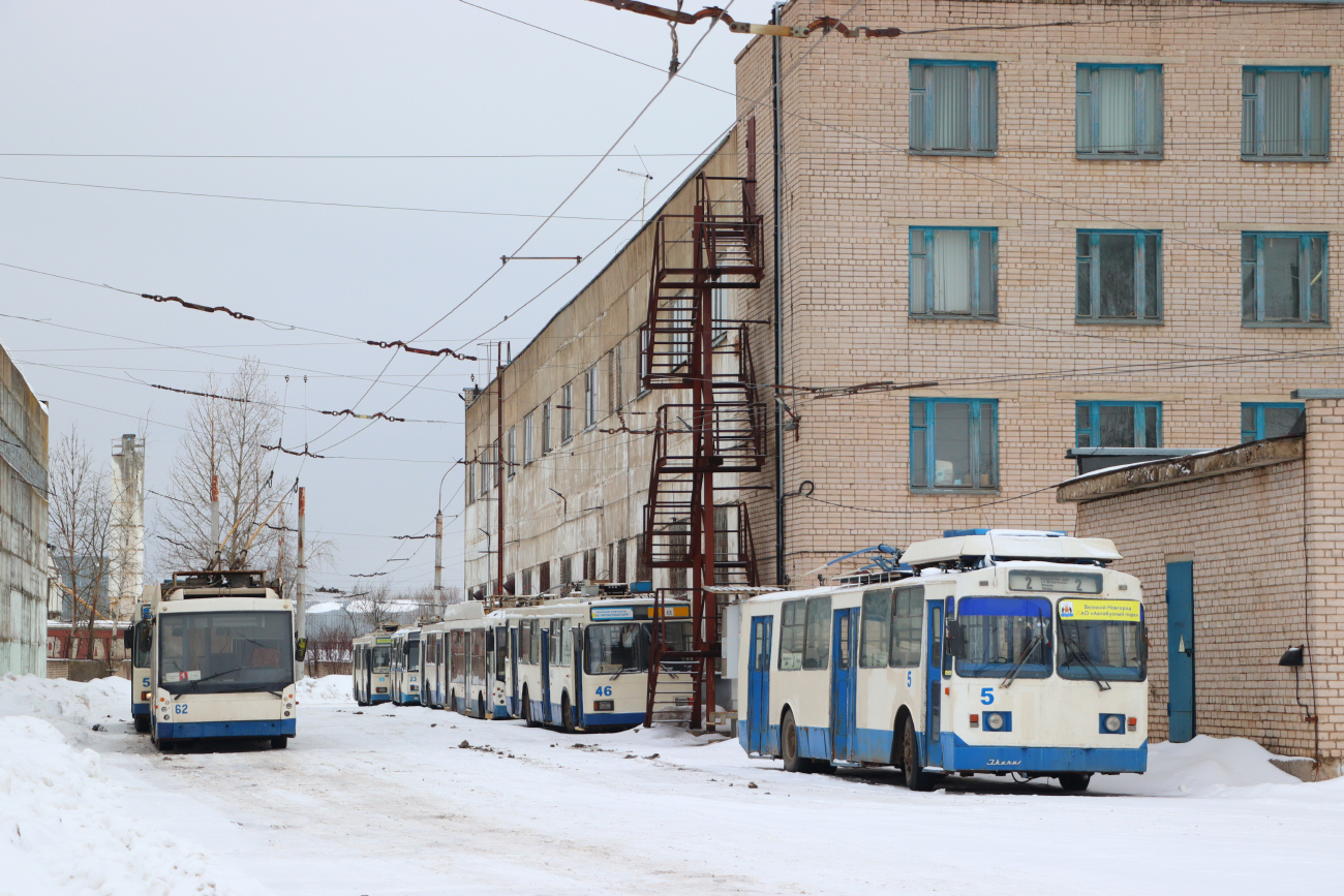 Великий Новгород, Тролза-5265.00 «Мегаполис» № 62; Великий Новгород, ЗиУ-682 КР Иваново № 5; Великий Новгород — Троллейбусное депо