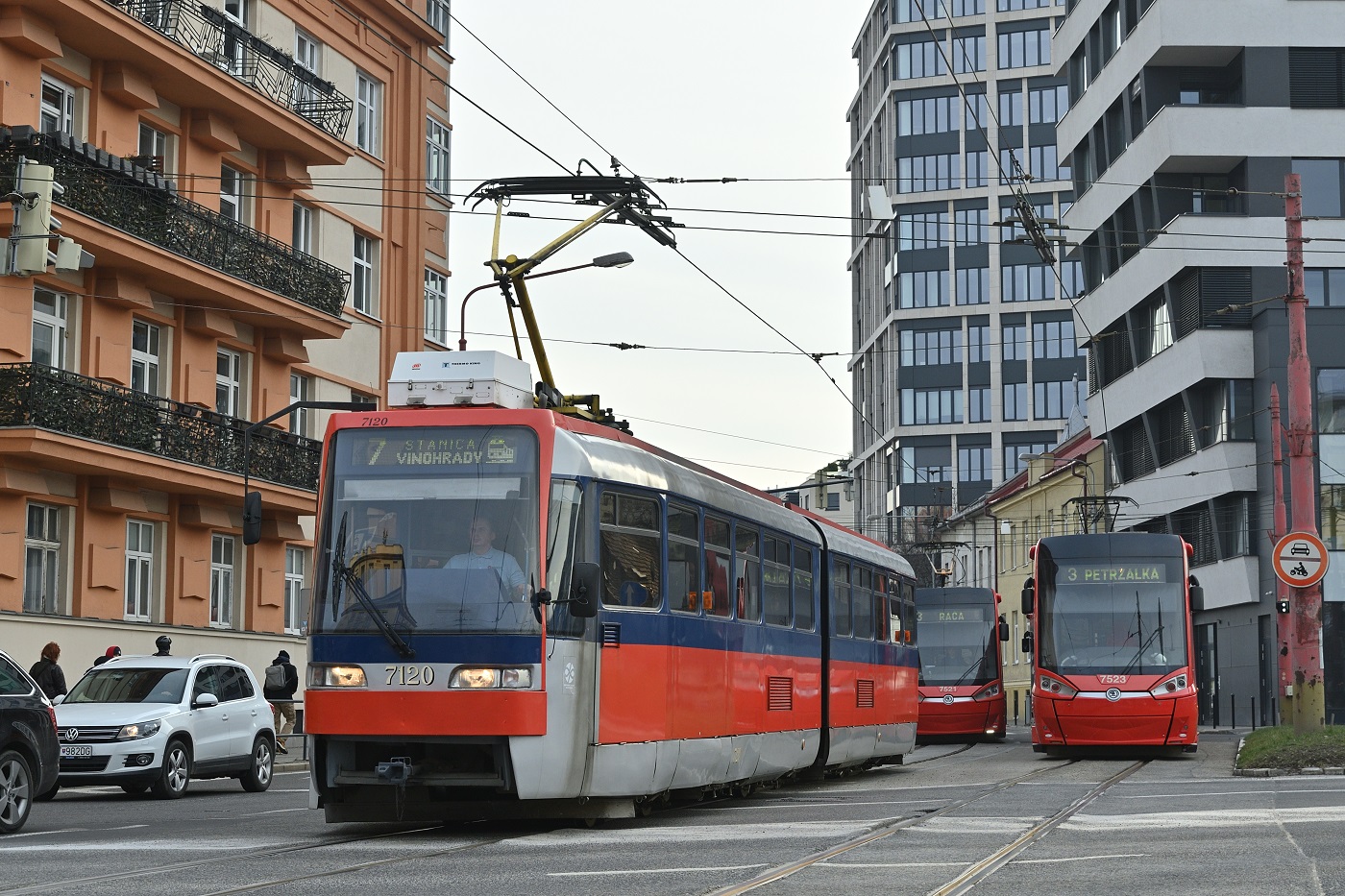 Bratislava, Tatra K2S nr. 7120; Bratislava, Škoda 30T ForCity Plus nr. 7523