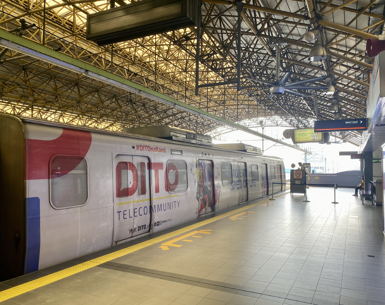 Манила, Hyundai Rotem № 2064; Манила — LRT-2 || Фиолетовая линия Манила, Hyundai Rotem № 2064; Манила — LRT-2 || Фиолетовая линия