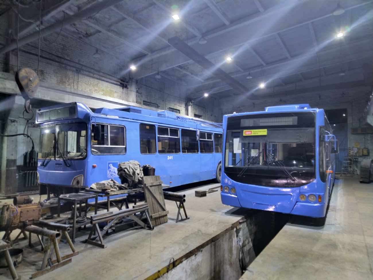 Владивосток, ЗиУ-682Г-016.02 № 241; Владивосток, ВМЗ-5298.01 «Авангард» № 256