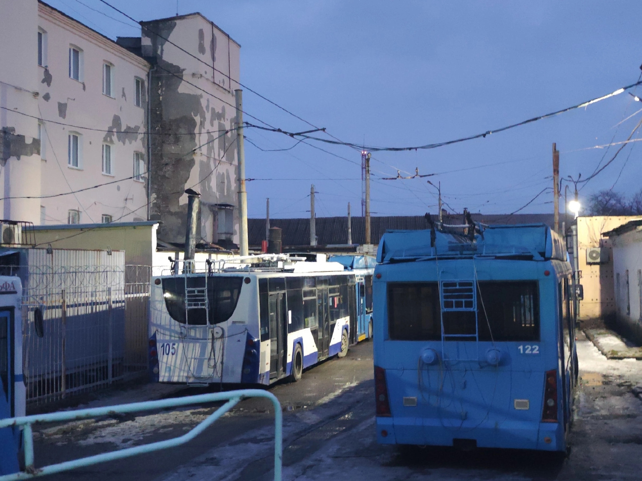 Taganrog, Trolza-5265.00 “Megapolis” č. 122; Taganrog, VMZ-5298.01 “Avangard” č. 105 Taganrog, Trolza-5265.00 “Megapolis” č. 122; Taganrog, VMZ-5298.01 “Avangard” č. 105