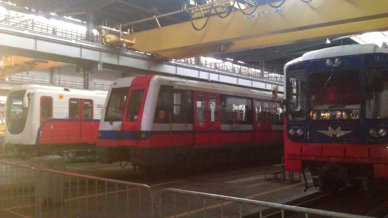 Варшава, Alstom Metropolis 98B № 2011; Варшава, 81-717.3 № 002