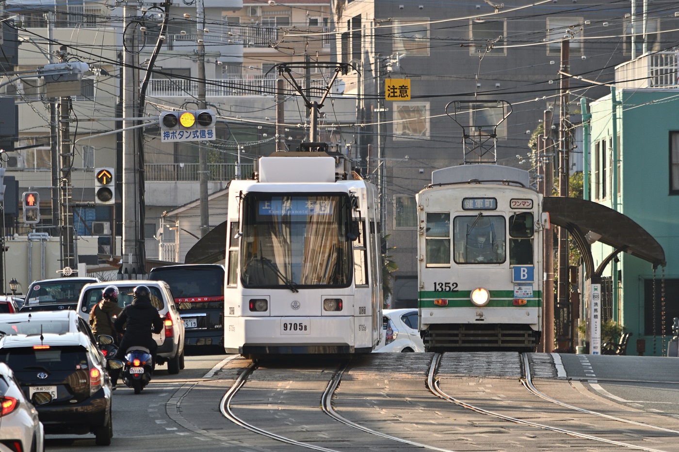 Kumamoto, Adtranz/Niigata Engineering Nr. 9705; Kumamoto, Tōyo Kōki Nr. 1352