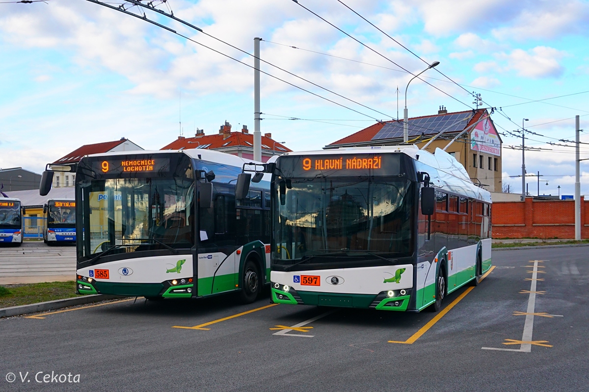 Пльзень, Škoda 26Tr Solaris IV № 597; Пльзень, Škoda 27Tr Solaris IV № 585; Пльзень — Рекламная линия № 9 в Лохотине