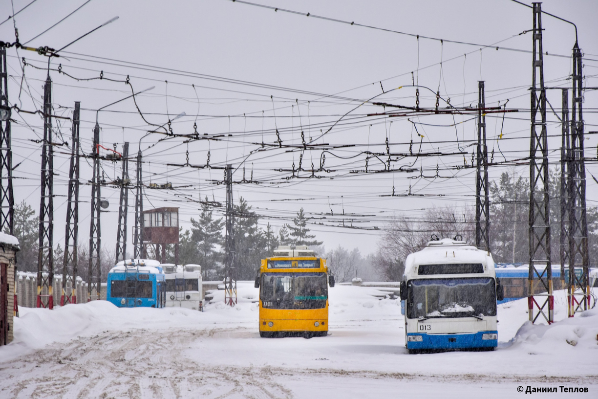 Dzeržinska, BKM 321 № 013; Dzeržinska, ZiU-682G-016.02 № 061
