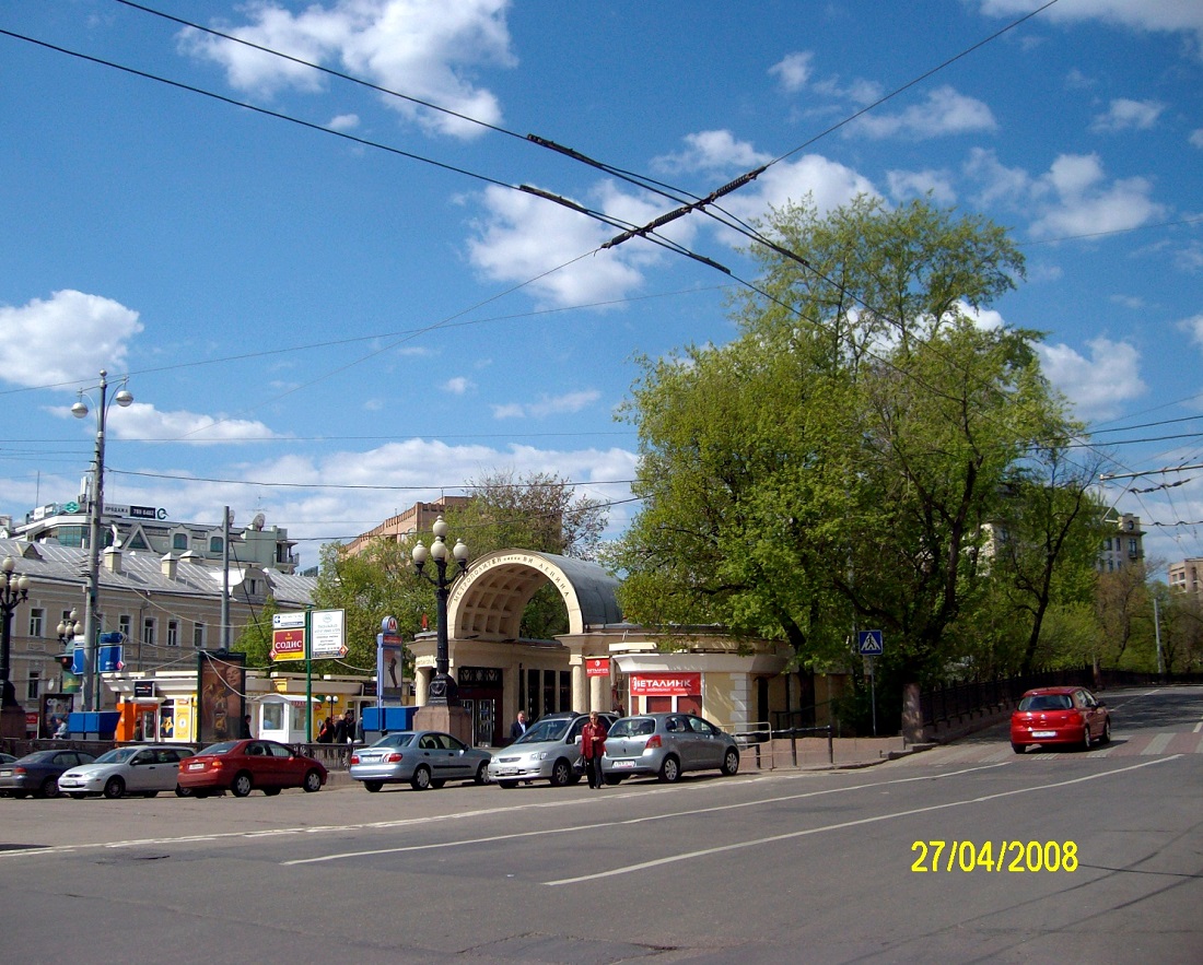 Москва — Метрополитен — [1] Сокольническая линия; Москва — Троллейбусные линии: ЦАО