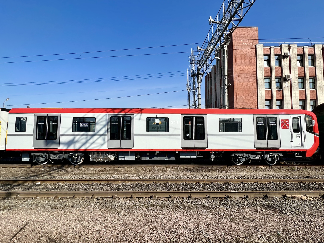 Санкт-Пецярбург, 81-725.1  «Балтиец» № 25013; Санкт-Пецярбург — Метрополитен — Перегонка вагонов метро по ж/д