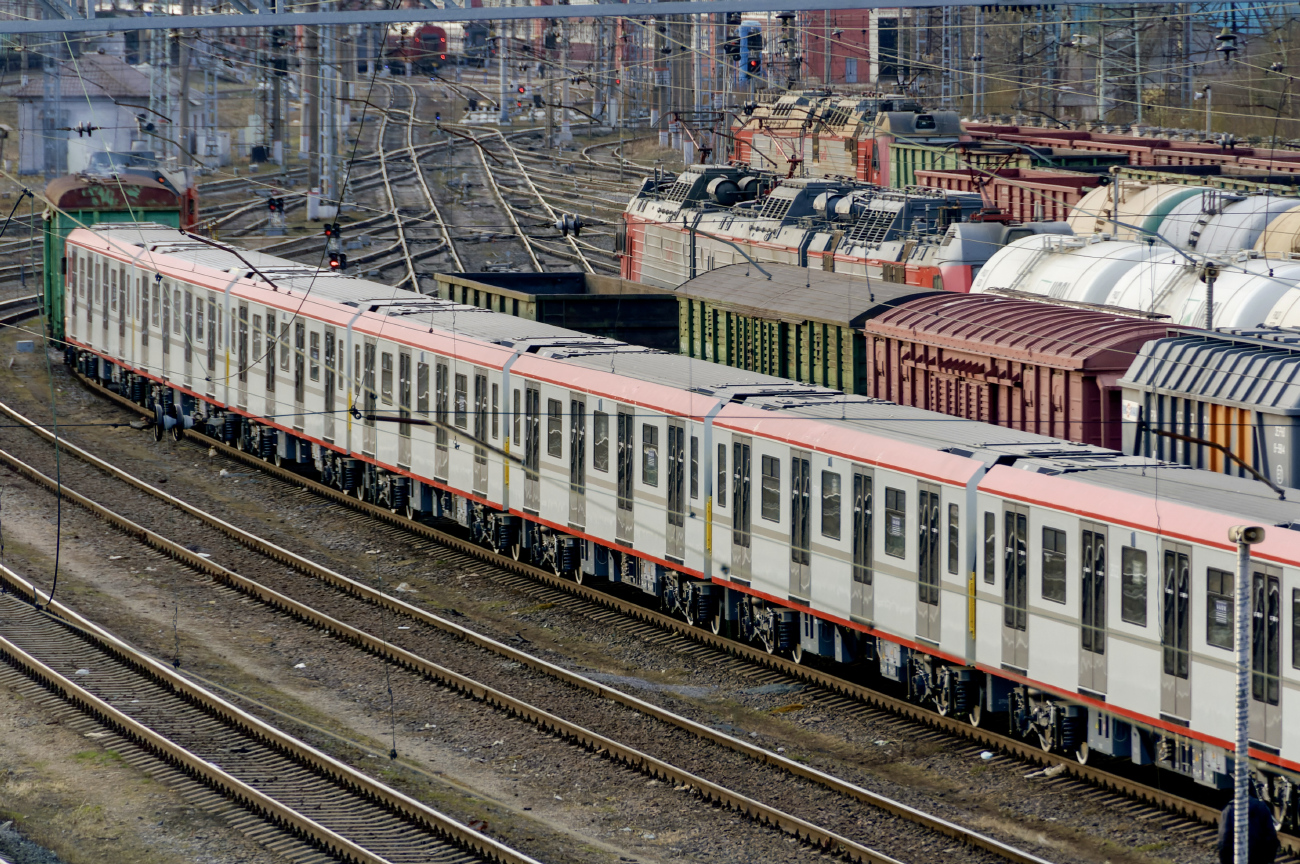 Санкт-Петербург — Метрополитен — Перегонка вагонов метро по ж/д; Санкт-Петербург — Метрополитен — Подвижной состав — 81-725/726/727 «Балтиец»