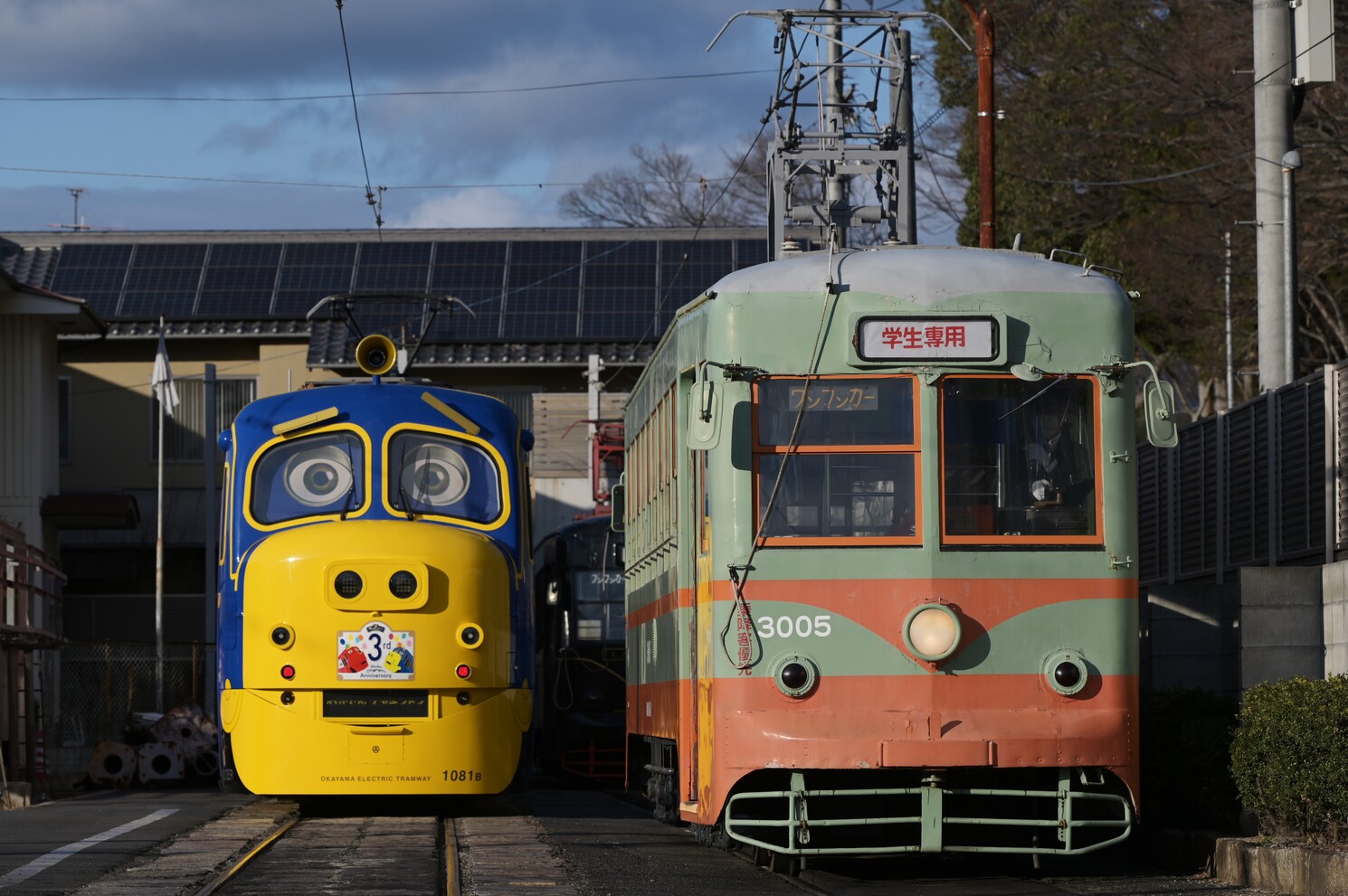 Окаяма, Utsunomiya Sharyō № 3005; Окаяма, Niigata Transys № 1081