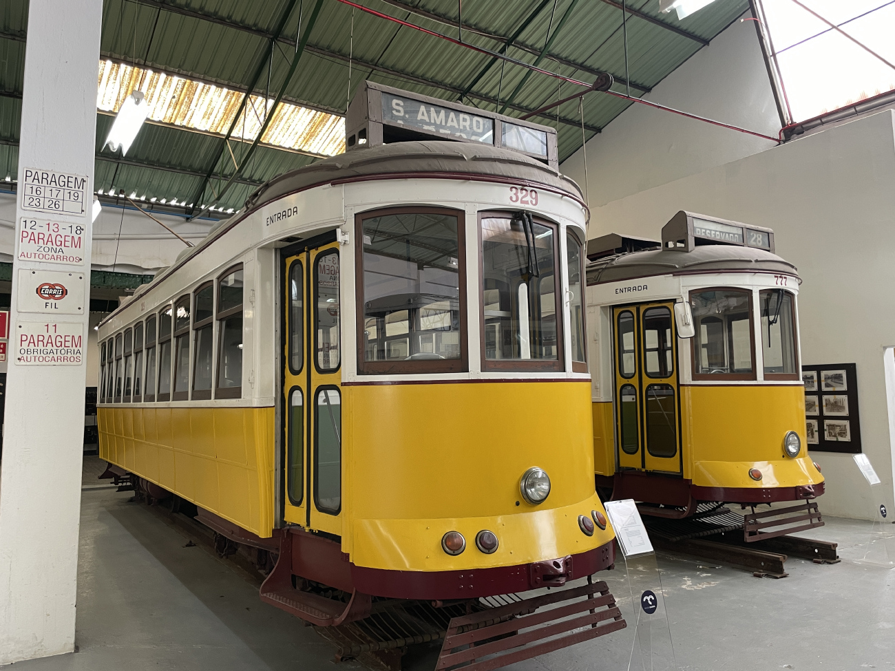Lisbonne, Carris 4-axle motorcar (Standard) N°. 329; Lisbonne, Carris 2-axle motorcar (Remodelado) N°. 777; Lisbonne — Trams: Museu da Carris