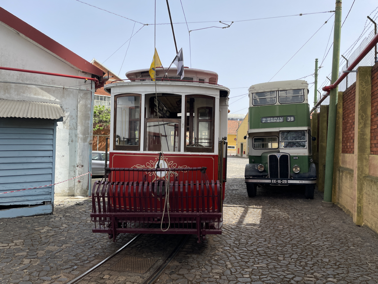 Лиссабон, Двухосный моторный St. Louis № 1; Лиссабон — Трамвай — Estação de Santo Amaro (депо); Лиссабон — Трамвай — Museu da Carris