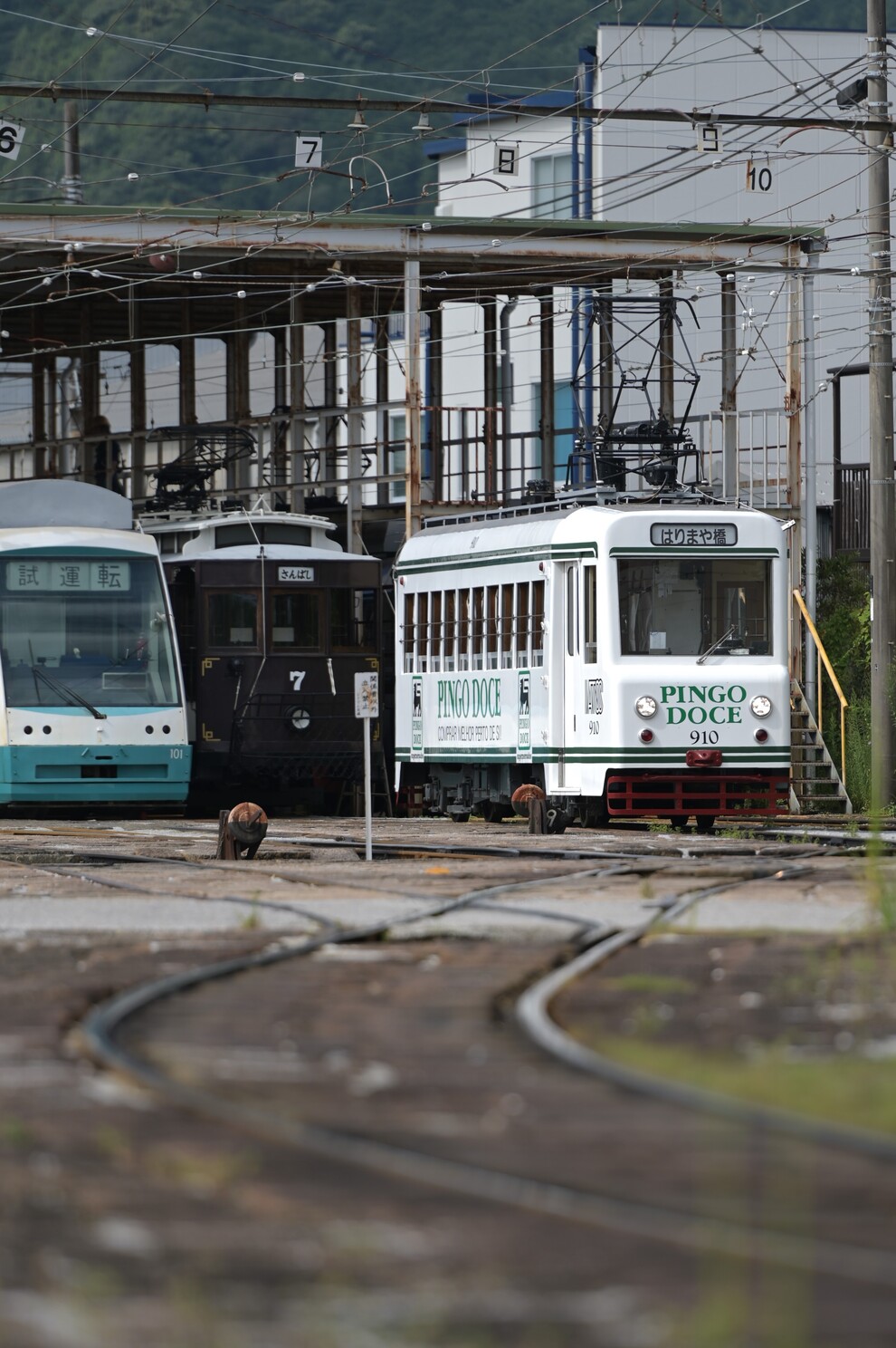Kochi, Little Dancer L № 101; Kochi, Tosaden № 7; Kochi, Carris 4-axle motorcar (Ligeiro) № 910