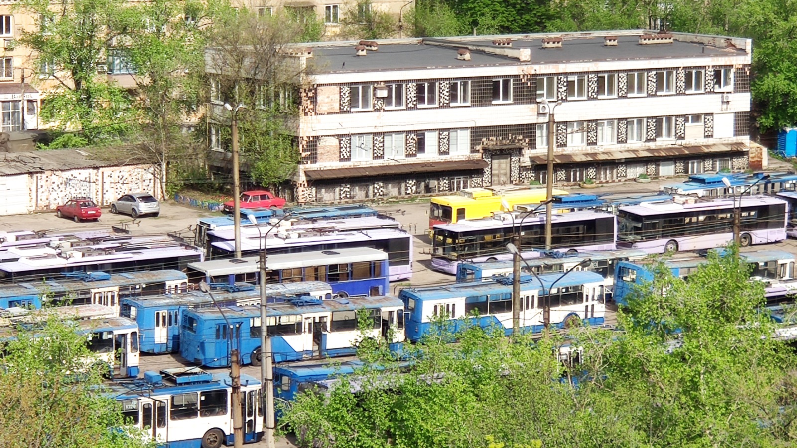 Донецк, ЮМЗ Т2 № 1024; Донецк, ЗиУ-682Г [Г00] № 1702; Донецк, ЗиУ-682В [В00] № 1695; Донецк, ЛАЗ E183A1 № 1538; Донецк, ЛАЗ E183A1 № 1505