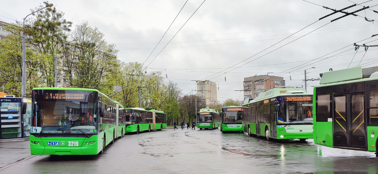 Kharkiv, LAZ E301D1 # 3219; Kharkiv, LAZ E301D1 # 3214; Kharkiv, Bogdan T70117 # 2656; Kharkiv, LAZ E301D1 # 3201; Kharkiv, Bogdan T70117 # 2609