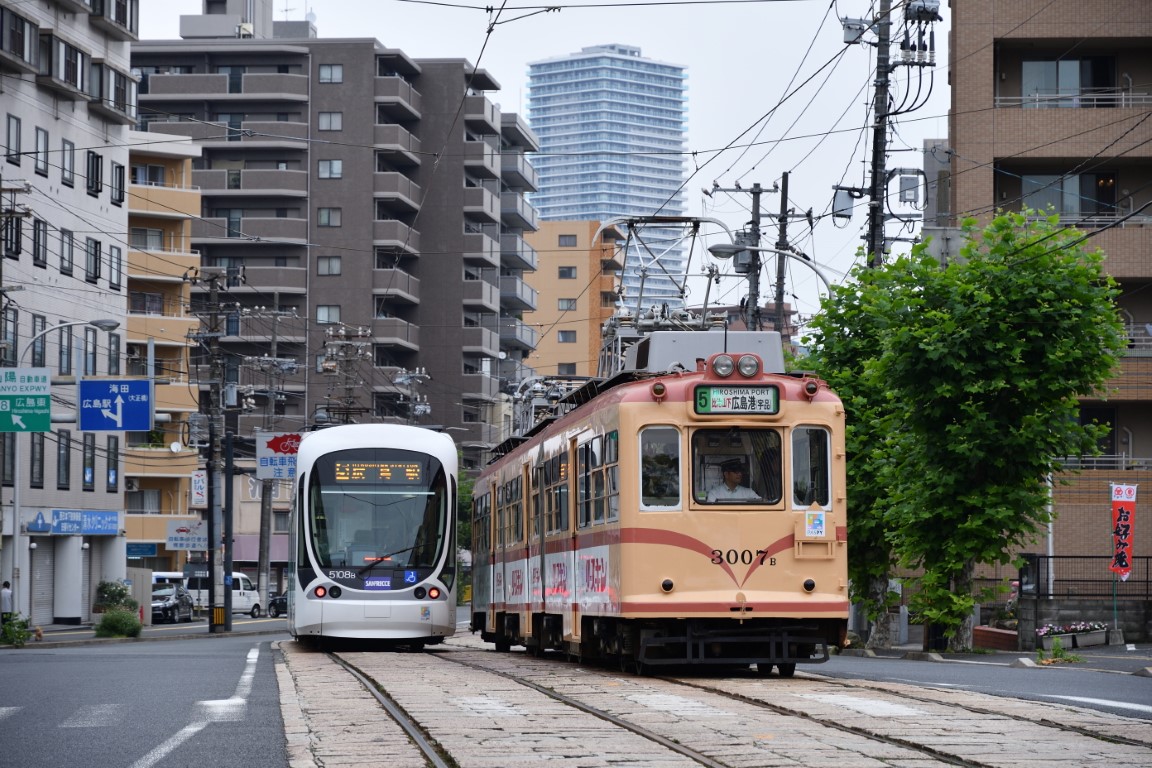 Hiroshima, Green Mover Max Hiroshima series 5100 № 5108; Hiroshima, Hitachi / Kisha Seizo № 3007 Hiroshima, Green Mover Max Hiroshima series 5100 № 5108; Hiroshima, Hitachi / Kisha Seizo № 3007