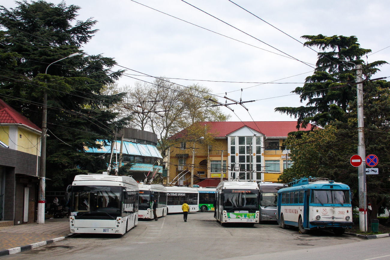 Крымский троллейбус, Тролза-5265.02 «Мегаполис» № 2536; Крымский троллейбус, Škoda 9TrH27 № 7012; Крымский троллейбус, Тролза-5265.05 «Мегаполис» № 8611