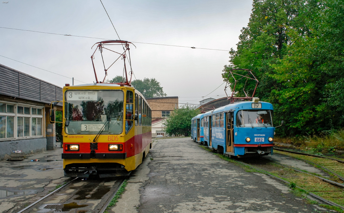 Екатеринбург, 71-402 № 806; Екатеринбург, Tatra T3SU № 682