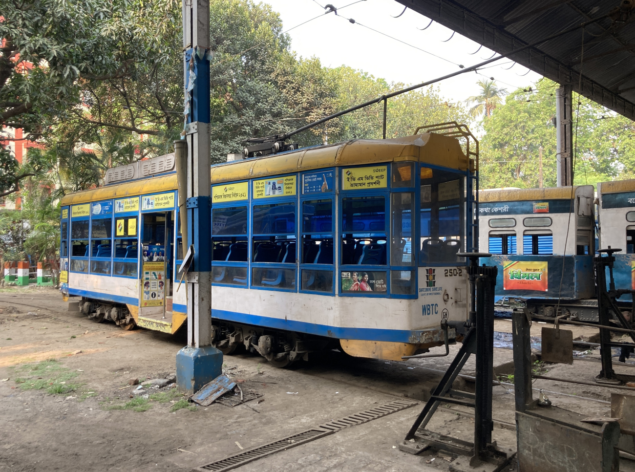 Kolkata, 4-axle motor car Br. 250-2 (২৫০-২)